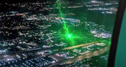 ببینید/ تاباندن لیزر به سوی هواپیما‌های در حال پرواز توسط یک مرد در بریتانیا