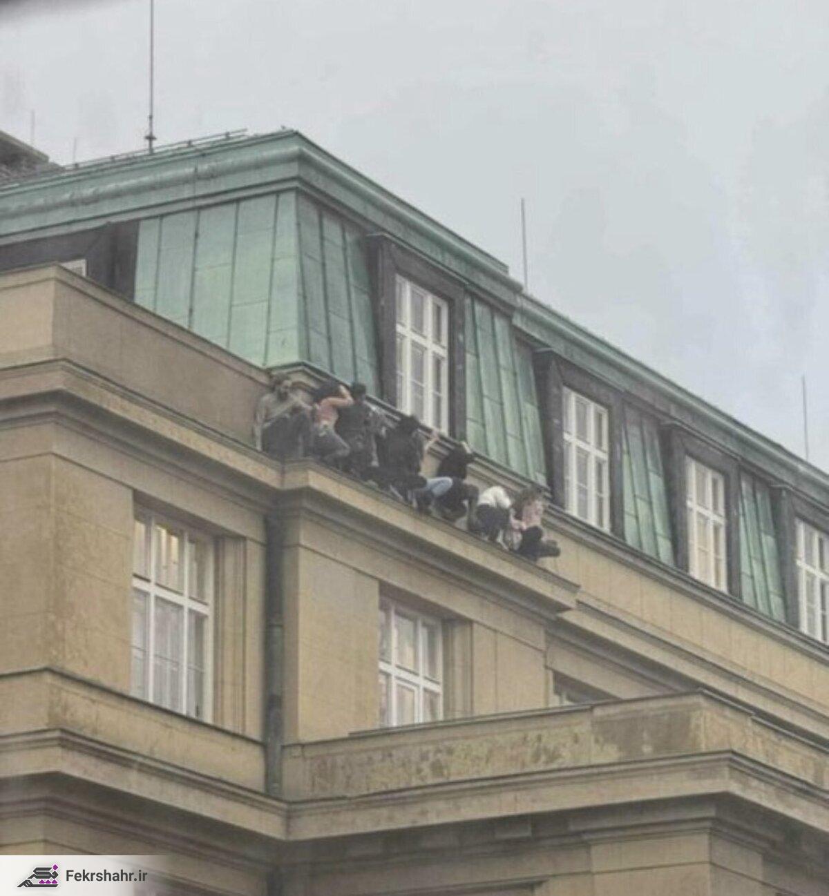 عکس/ تصویری از پنهان شدن دانشجویان دانشگاه پراگ از دست آدم‌کش مهاجم را ببینید