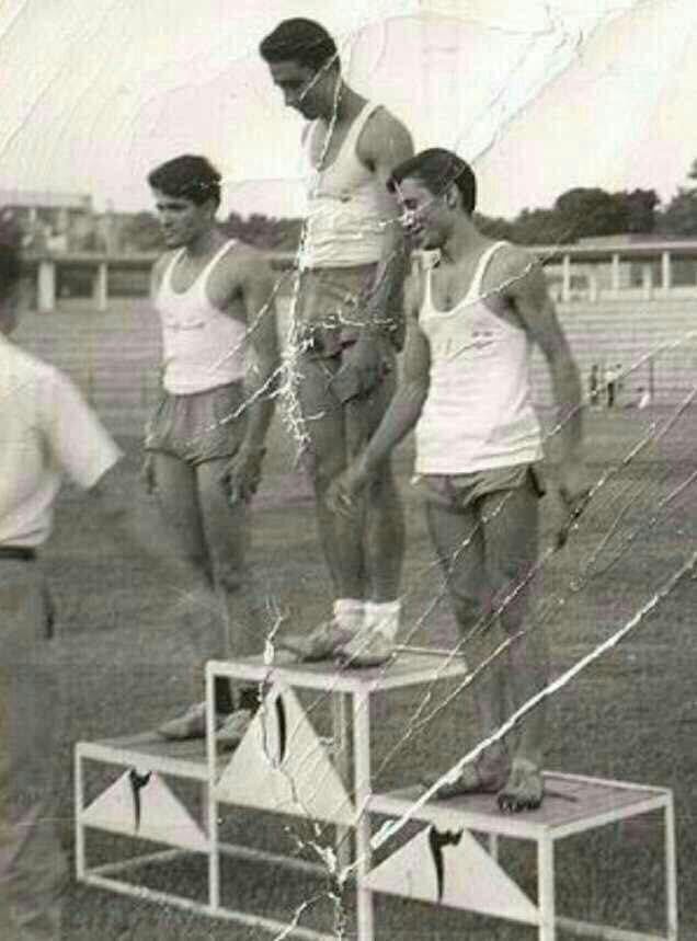 عکس/ تصویری قدیمی از استاد شجریان، روی سکوی دوم یک مسابقه ورزشی