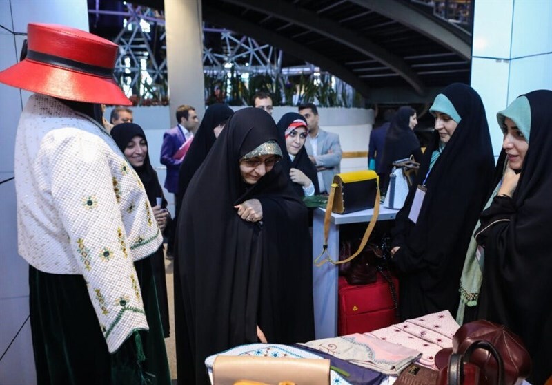 کراوات و کلاه زنانه به‌جای محصولات حجاب و عفاف در نمایشگاه مد و پوشاک خلاق؟! + تصاویر