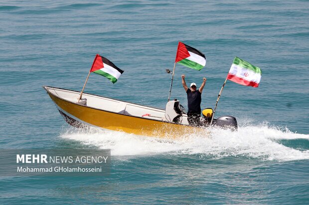 برگزاری رژه بسیج دریایی مردم‌پایه با حضور ۳۵۰ شناور در بوشهر + تصاویر