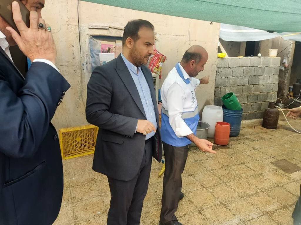 ساندویچی غیر بهداشتی اتباع غیر مجاز در گناوه پلمب شد + تصاویر