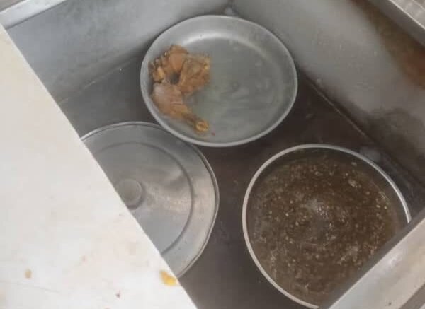 ساندویچی غیر بهداشتی اتباع غیر مجاز در گناوه پلمب شد + تصاویر