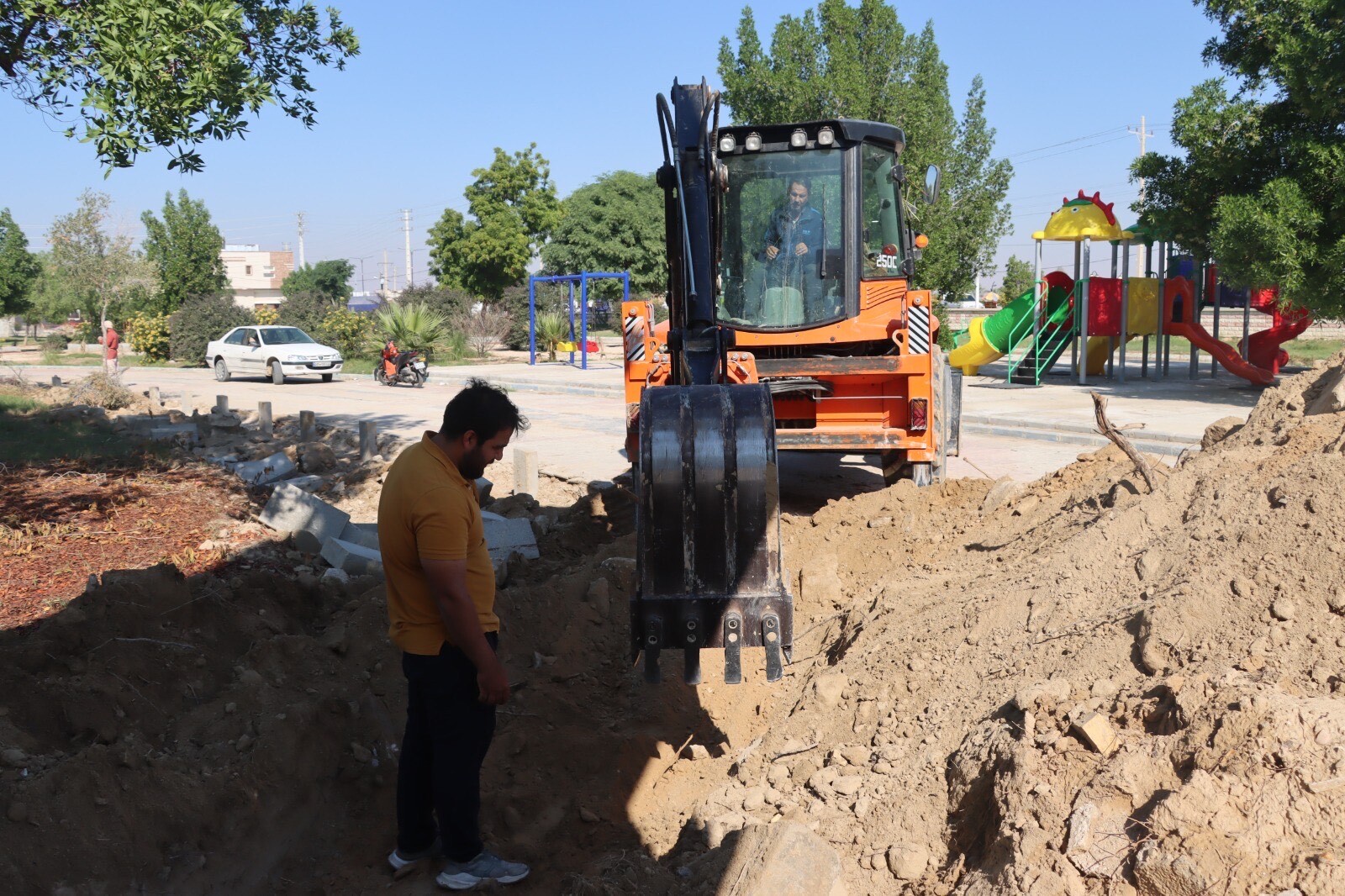 شهردار آب پخش خبر داد؛ فعال بودن همزمان ۸ پروژه عمرانی در شهر آب پخش/ توسعه مبلمان شهری را در دستور کار داریم + تصاویر