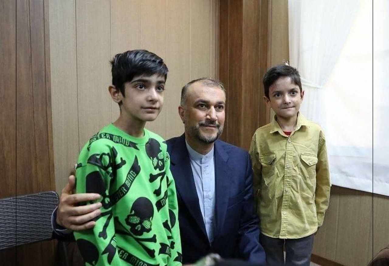 تصویری از شهید حسین امیرعبداللهیان در کنار دو پسرش