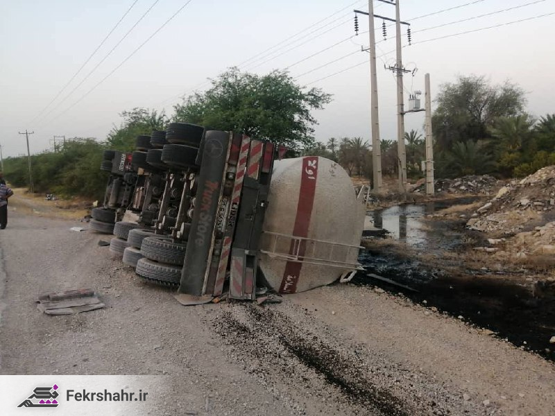 واژگونی تریلی عراقی حاوی مازوت در دشتستان با یک مصدوم + تصاویر