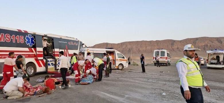 ۱۰ کشته در واژگونی مرگبار اتوبوس بوشهر به مشهد /۴۱ نفر مصدوم شدند/ مدیرکل پزشکی قانونی استان یزد: اجساد فوتی‌های واژگونی اتوبوس، احراز هویت نشده اند + تصاویر و فیلم / اسامی مصدومان اعلام شد