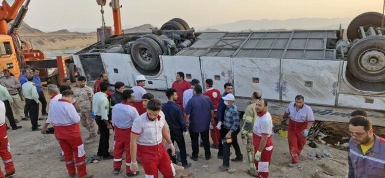 ۱۰ کشته در واژگونی مرگبار اتوبوس بوشهر به مشهد /۴۱ نفر مصدوم شدند/ مدیرکل پزشکی قانونی استان یزد: اجساد فوتی‌های واژگونی اتوبوس، احراز هویت نشده اند + تصاویر و فیلم / اسامی مصدومان اعلام شد