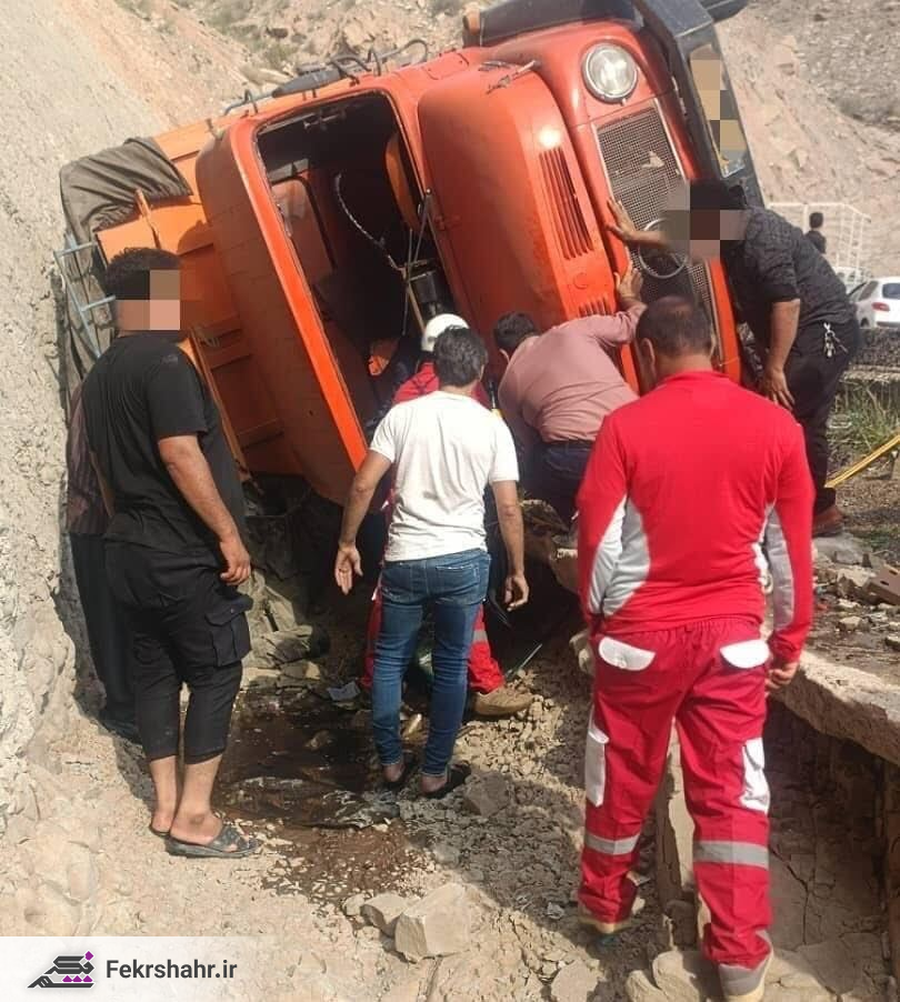 یک مصدوم در واژگونی کامیون در جاده «دالکی - کنارتخته» + عکس