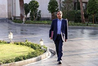 همتی پس از معرفی رسمی به عنوان رئیس بانک مرکزی: در روز‌های آینده، مردم بازگشت ثبات به اقتصاد کشور را خواهند دید / به تدریج، ارز ترجیحی را حذف و ارز را تک نرخی می‌کنیم