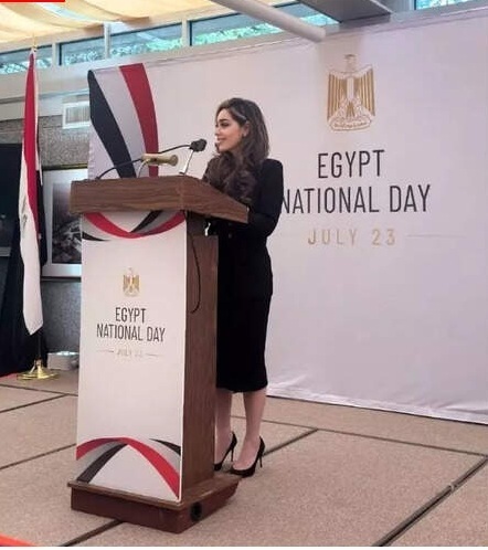 وکیل ـ مدل زن ایرانی، مسؤول ویزا و پاسپورت آمریکا شد + تصاویر