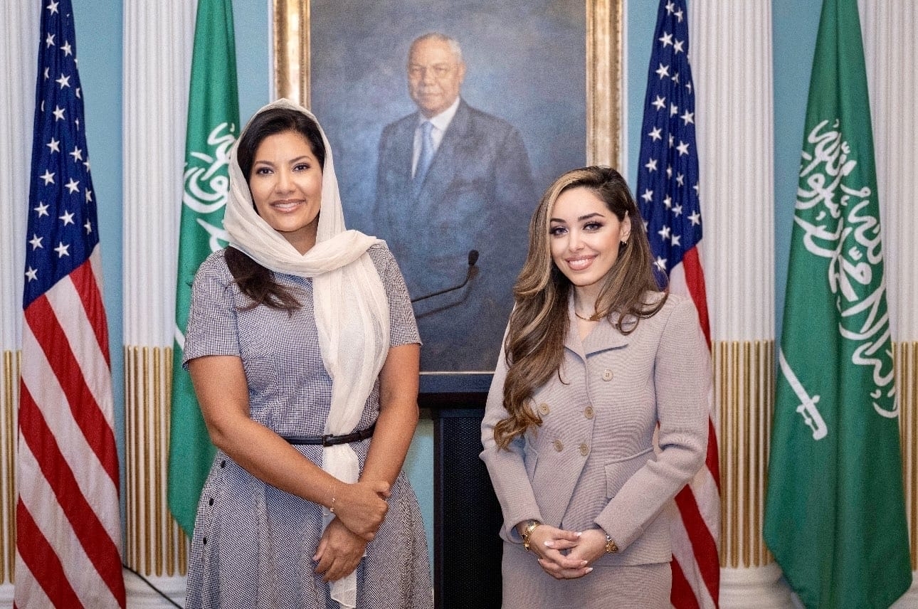 وکیل ـ مدل زن ایرانی، مسؤول ویزا و پاسپورت آمریکا شد + تصاویر