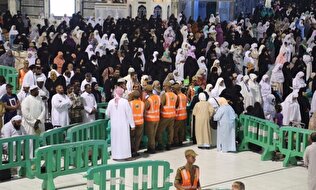 ببینید/ پریدن از طبقه بالای مسجدالحرام!