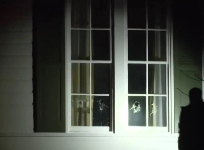 تیراندازی به خانه معاون ترامپ / چند پنجره شکسته شد + عکس