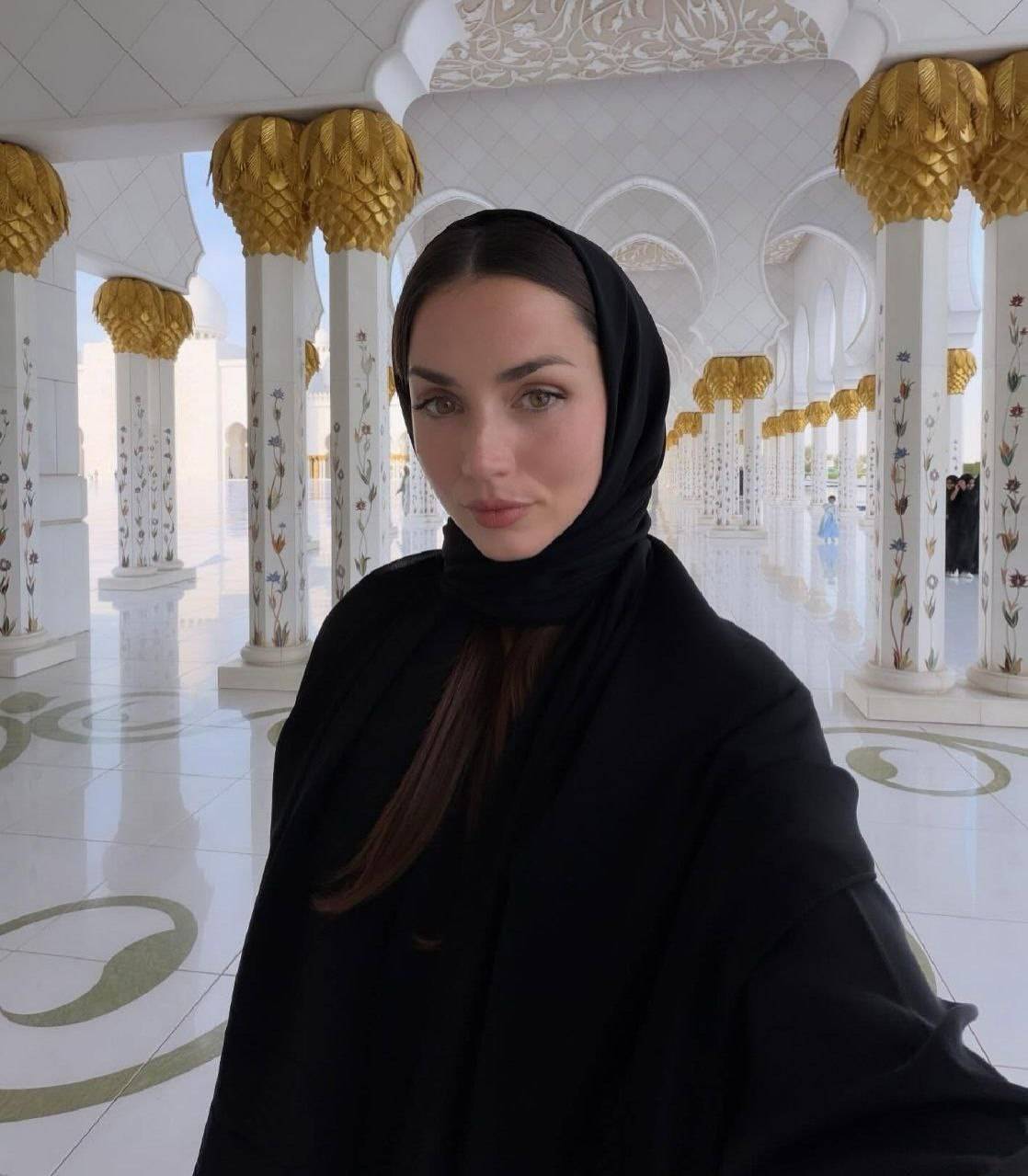 تصاویر/ «آنا د آرماس» بعد جدایی از «تام کروز» حالا با حجاب اسلامی در مسجد شیخ زاید