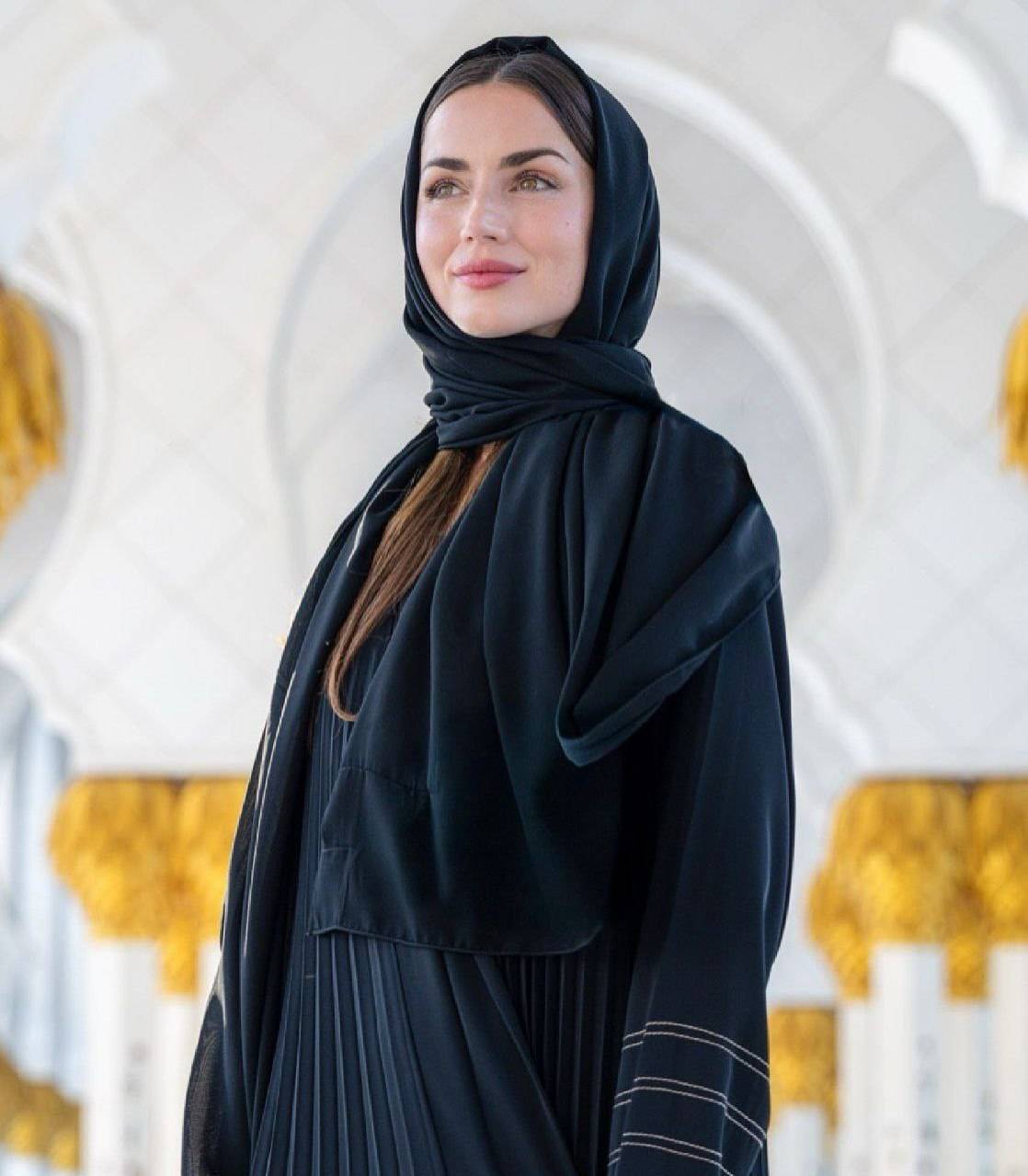 تصاویر/ «آنا د آرماس» بعد جدایی از «تام کروز» حالا با حجاب اسلامی در مسجد شیخ زاید