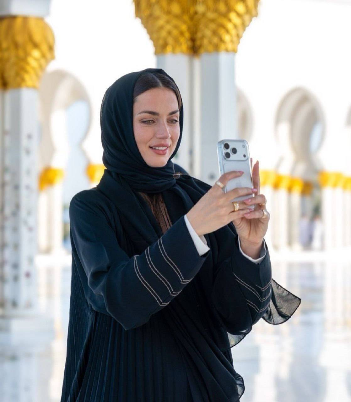 تصاویر/ «آنا د آرماس» بعد جدایی از «تام کروز» حالا با حجاب اسلامی در مسجد شیخ زاید