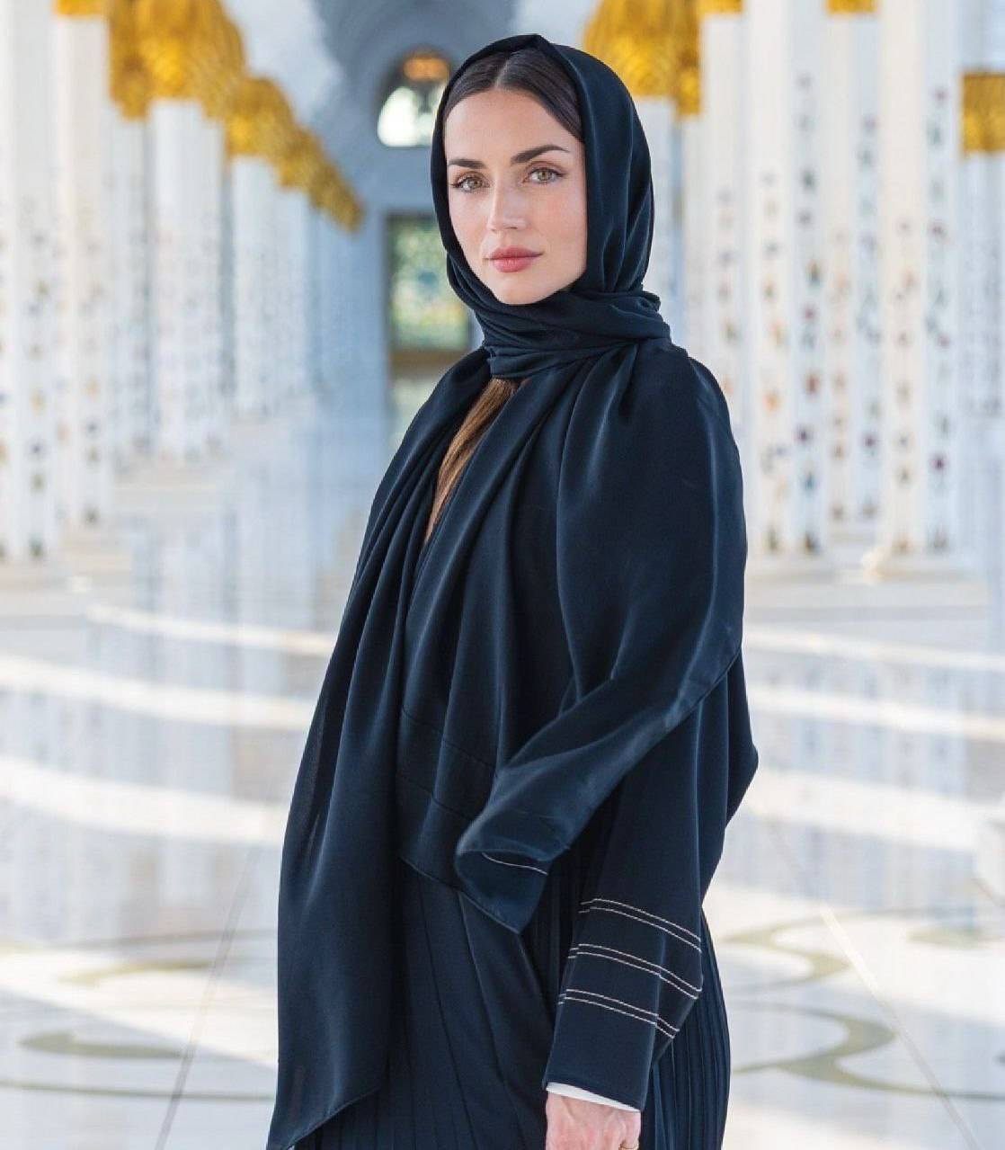 تصاویر/ «آنا د آرماس» بعد جدایی از «تام کروز» حالا با حجاب اسلامی در مسجد شیخ زاید