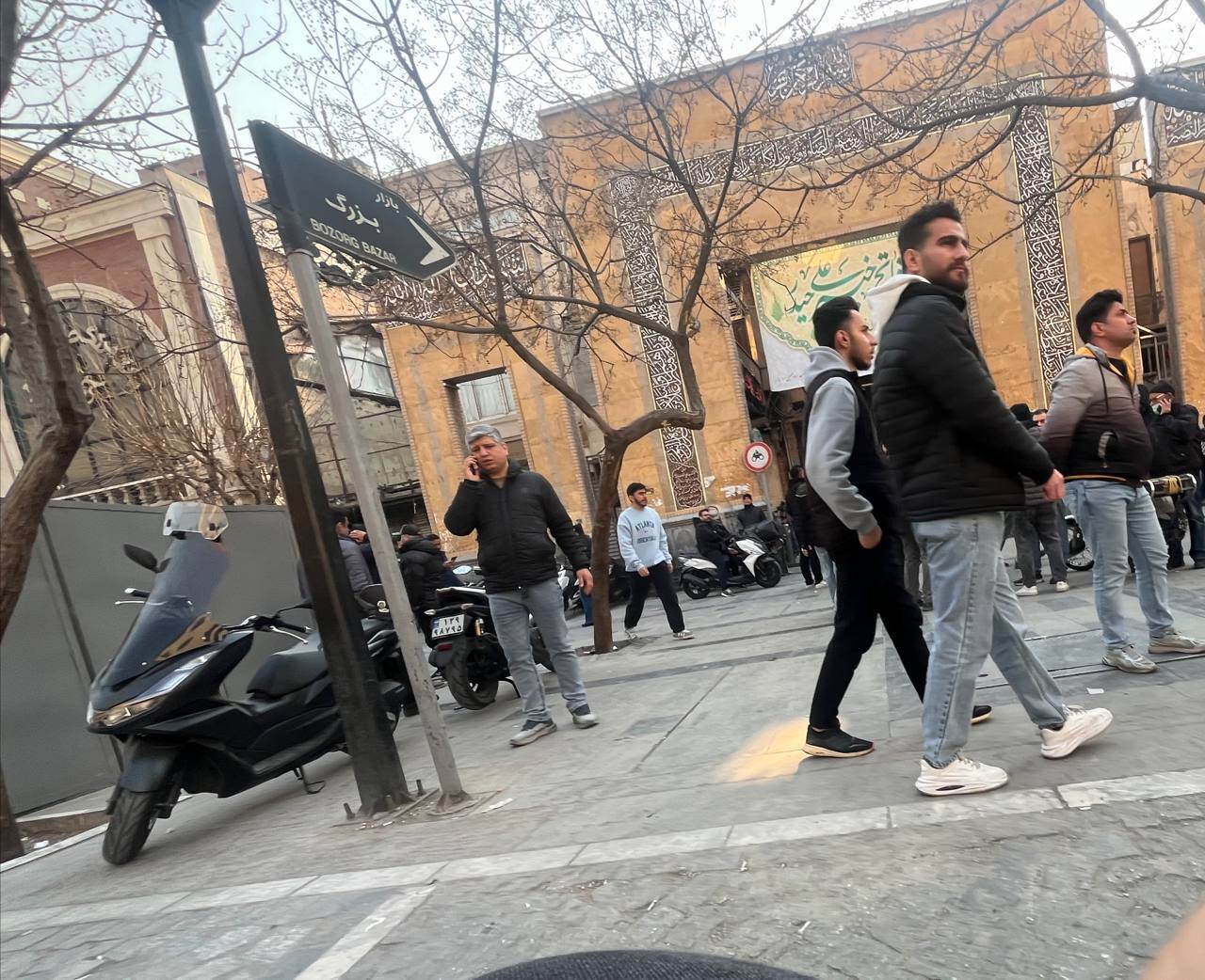 ایسنا: اعتراض صنفی در بازارهای مختلف/ بیشتر مغازهها در ۱۵ خرداد و بازار بزرگ امروز تعطیل بودند/ فارس: تجمع در محدوده بازار تهران/ حدود ۱۵۰ نفر در خیابان ناصر خسرو شعار دادند ایسنا: اعتراض صنفی در بازارهای مختلف/ بیشتر مغازهها در ۱۵ خرداد و بازار بزرگ امروز تعطیل بودند/ فارس: تجمع در محدوده بازار تهران/ حدود ۱۵۰ نفر در خیابان ناصر خسرو شعار دادند