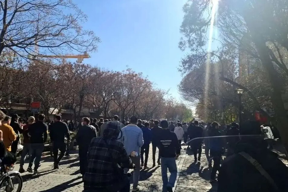 فارس: در جریان درگیریها در لردگان، ۲ مامور فراجا شهید و ۳۰ نفر مجروح شدند/ گزارش های ایسنا از بازارهای تهران، شیراز و کرمانشاه فارس: در جریان درگیریها در لردگان، ۲ مامور فراجا شهید و ۳۰ نفر مجروح شدند/ گزارش های ایسنا از بازارهای تهران، شیراز و کرمانشاه