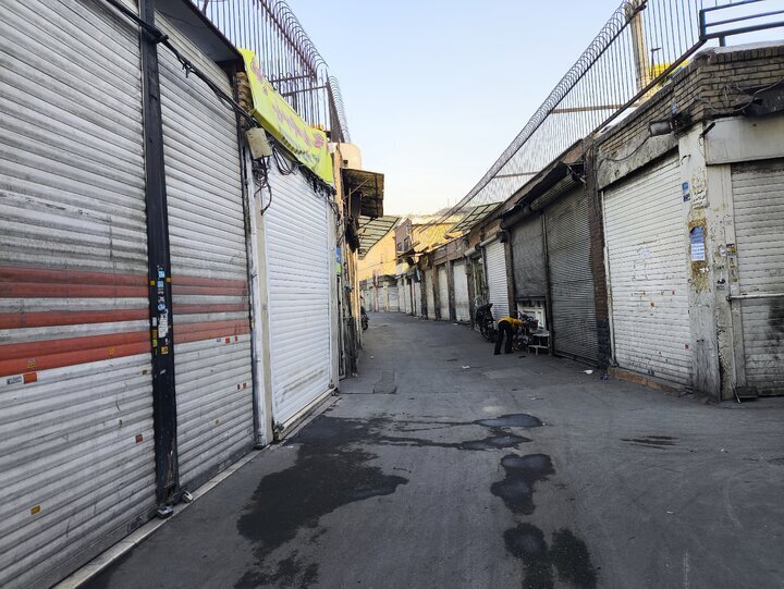 فارس: در جریان درگیریها در لردگان، ۲ مامور فراجا شهید و ۳۰ نفر مجروح شدند/ گزارش های ایسنا از بازارهای تهران، شیراز و کرمانشاه فارس: در جریان درگیریها در لردگان، ۲ مامور فراجا شهید و ۳۰ نفر مجروح شدند/ گزارش های ایسنا از بازارهای تهران، شیراز و کرمانشاه