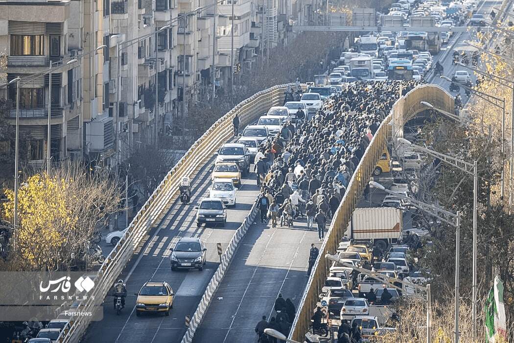 اعتراض بازاریان به نوسانات شدید ارزی/ خبرگزاری دولت: جمعی از بازاریان مغازه‌های خود را تعطیل یا نیمه تعطیل کرده‌اند/ عده‌ای نسبت به وضعیت نرخ ارز و وضعیت اقتصادی شعار‌هایی سر دادند/ ایسنا: بازار موبایل تهران شاهد اعتراض بود / فارس: درگیری محدود معترضان و نیروهای یگان ویژه در چهار راه استانبول