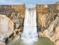 سرریز شدن سد اخند عسلویه برای نخستین بار + فیلم