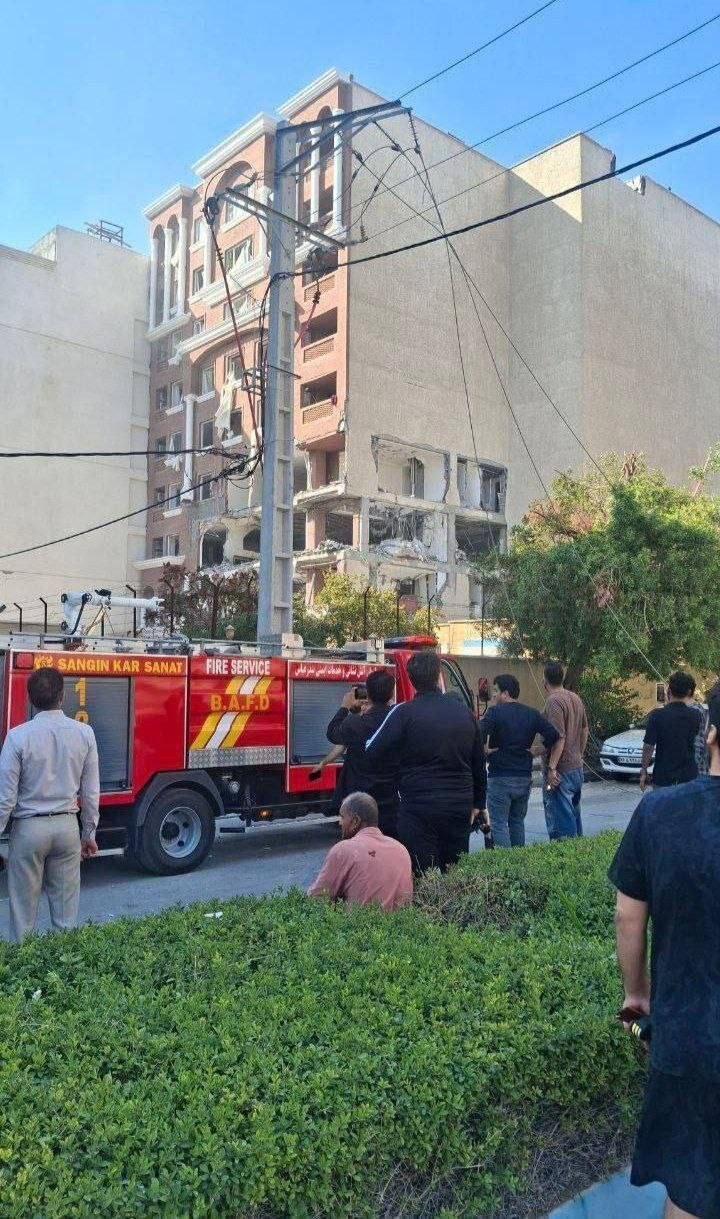 انفجار مهیب منزل مسکونی در بندر عباس/ علت نامعلوم و در دست بررسی / تکذیب ترور فرمانده نیروی دریایی سپاه/ ۱۴ مصدوم، ۱ فوتی + تصاویر (عکس و فیلم)