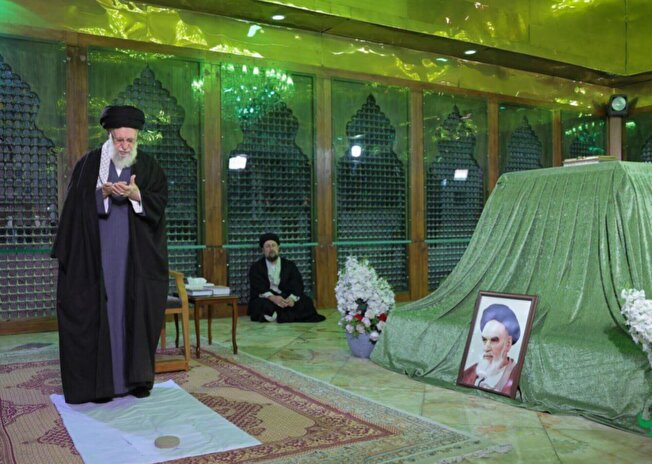 عکس/ حضور امروز رهبر انقلاب در حرم امام خمینی (ره) عکس/ حضور امروز رهبر انقلاب در حرم امام خمینی (ره)