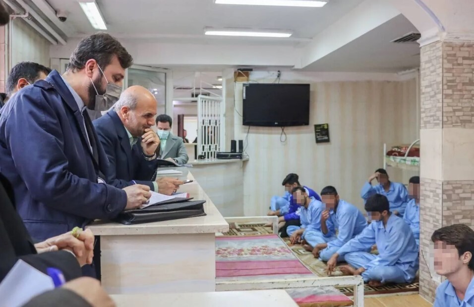 وزیر دادگستری: وضعیت بازداشتیهای زیر سن ۱۸ سال مشخص شد؛ تعدادی به خانوادهها و برخی به کانون اصلاح تحویل داده شدند وزیر دادگستری: وضعیت بازداشتیهای زیر سن ۱۸ سال مشخص شد؛ تعدادی به خانوادهها و برخی به کانون اصلاح تحویل داده شدند