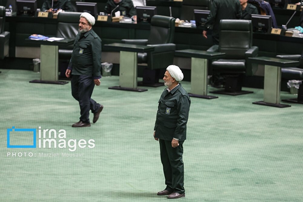 تصاویر/ نمایندگان مجلس لباس سپاه پوشیدند
