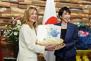 ببینید/ نخست‌وزیر ژاپن همتای ایتالیایی خود را با کیک تولد، غافلگیر کرد