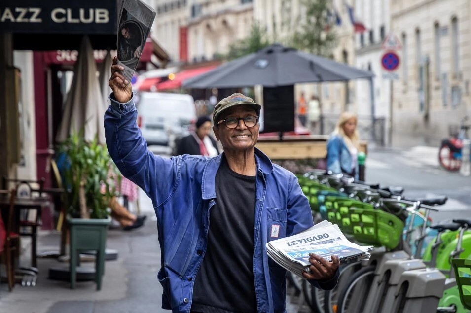 تقدیر از آخرین روزنامه فروش دوره گرد فرانسه / «علی اکبر» نشان شوالیه گرفت + تصاویر