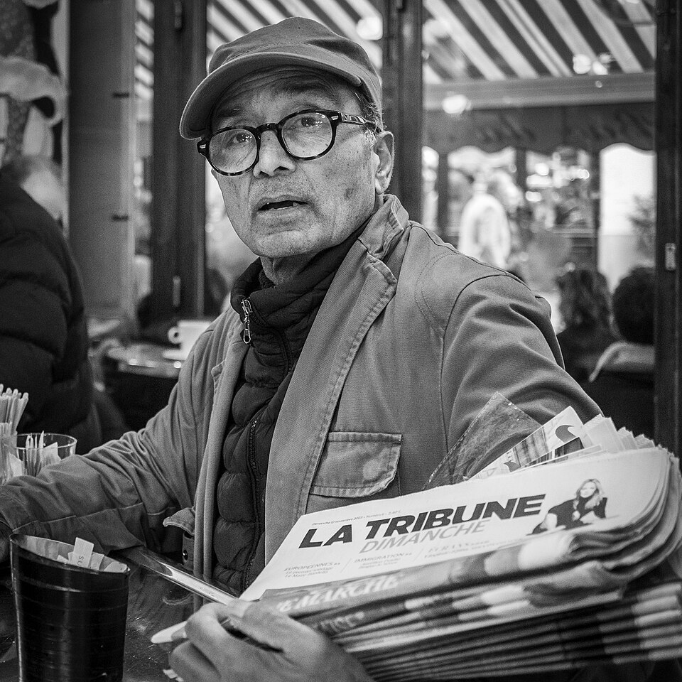 تقدیر از آخرین روزنامه فروش دوره گرد فرانسه / «علی اکبر» نشان شوالیه گرفت + تصاویر