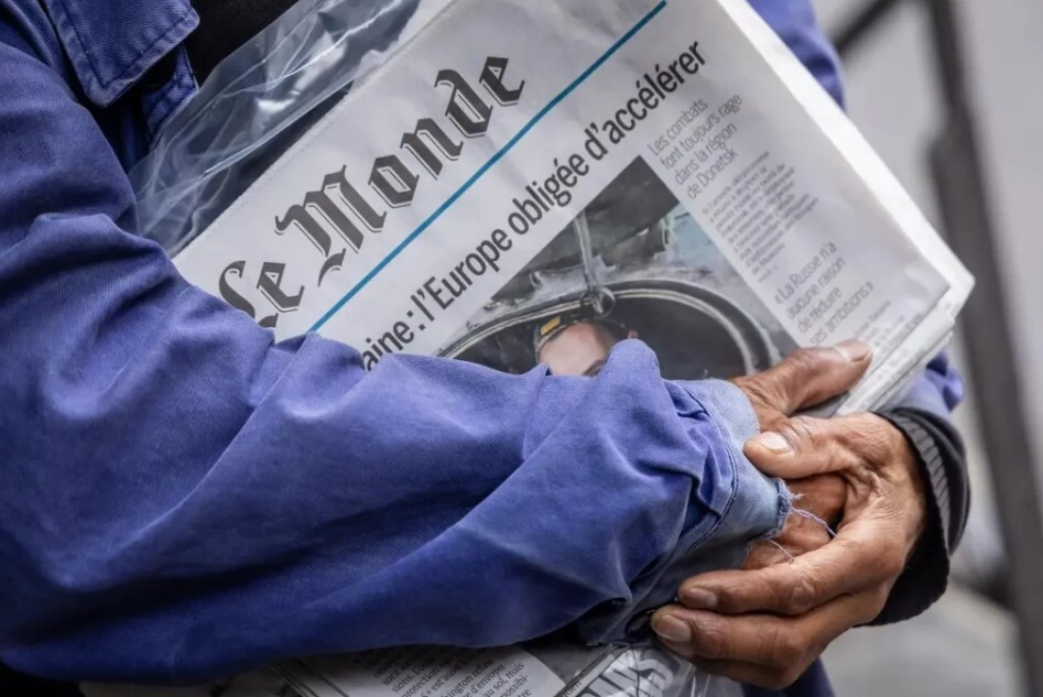 تقدیر از آخرین روزنامه فروش دوره گرد فرانسه / «علی اکبر» نشان شوالیه گرفت + تصاویر