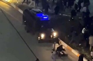 روایت فارس از زیر گرفتن معترضان توسط خودروی زرهی در اردبیل