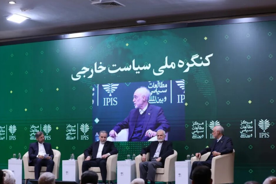 عراقچی: چاره‌ای جز مذاکره نیست/ با غنی سازی اورانیوم ثابت کردیم از کسی دستور نمی‌گیریم / از آرایش نظامی آمریکا نمی‌ترسیم/ آماده جنگ هستیم برای دفاع