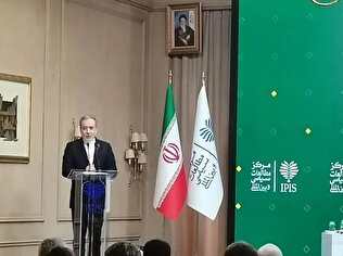 عراقچی: چاره‌ای جز مذاکره نیست/ با غنی سازی اورانیوم ثابت کردیم از کسی دستور نمی‌گیریم / از آرایش نظامی آمریکا نمی‌ترسیم/ آماده جنگ هستیم برای دفاع