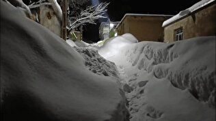 ببینید / برف در کوهرنگ هم‌قد پشت‌بام‌ها شد