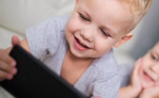 آیا استفاده از صفحه‌نمایش پیش از پنج‌سالگی، بی‌سر‌و‌صدا رشد کودک شما را مختل می‌کند؟