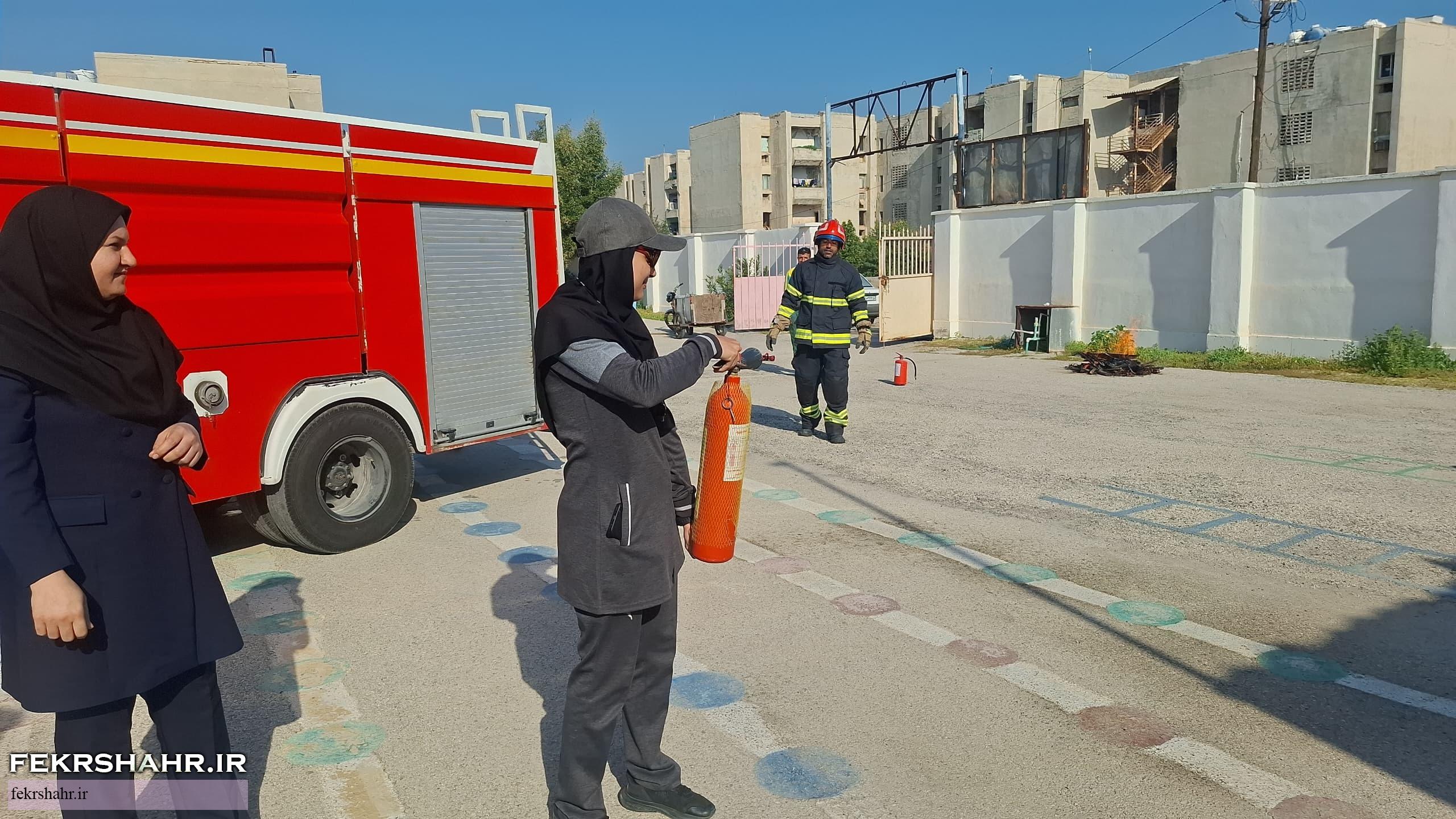 آموزش ایمنی چهارشنبه‌سوری در دبستان شهید رزمجو خارگ