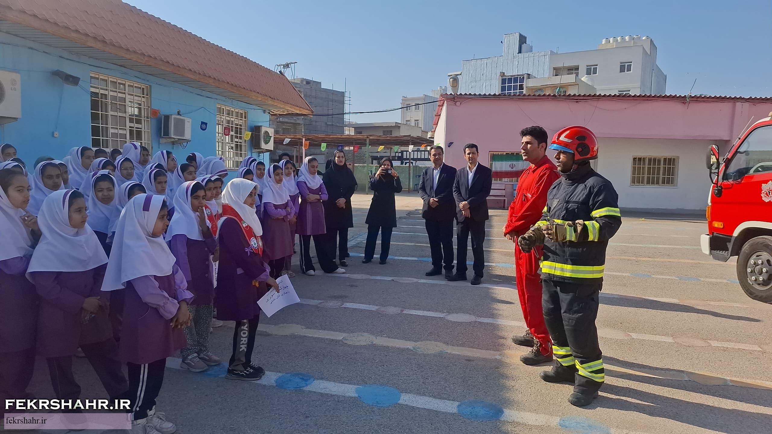 آموزش ایمنی چهارشنبه‌سوری در دبستان شهید رزمجو خارگ