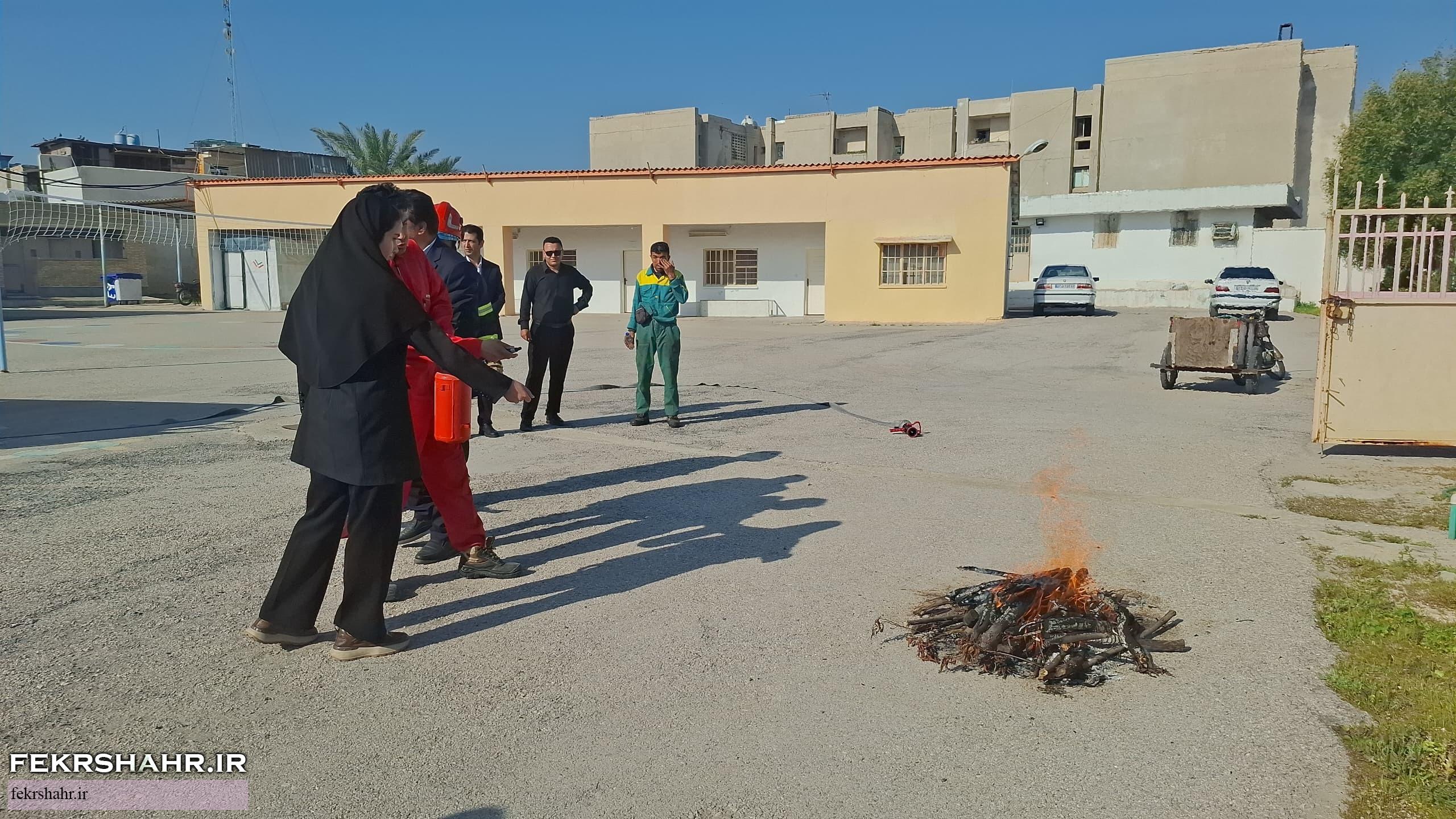 آموزش ایمنی چهارشنبه‌سوری در دبستان شهید رزمجو خارگ