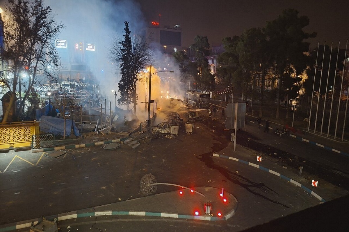 هنوز دو ماه نشده میخواهید فیلمی از حوادث دی ماه بسازید؟ واقعا که خیلی ... هنوز دو ماه نشده میخواهید فیلمی از حوادث دی ماه بسازید؟ واقعا که خیلی ...