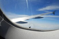 چرا روی پنجره هواپیما‌ها سوراخ ریز وجود دارد؟