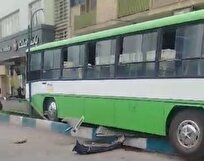 سرقت اتوبوس توسط نوجوان کم توان ذهنی و تصادف شدید با چند اتومبیل در کرمان + فیلم