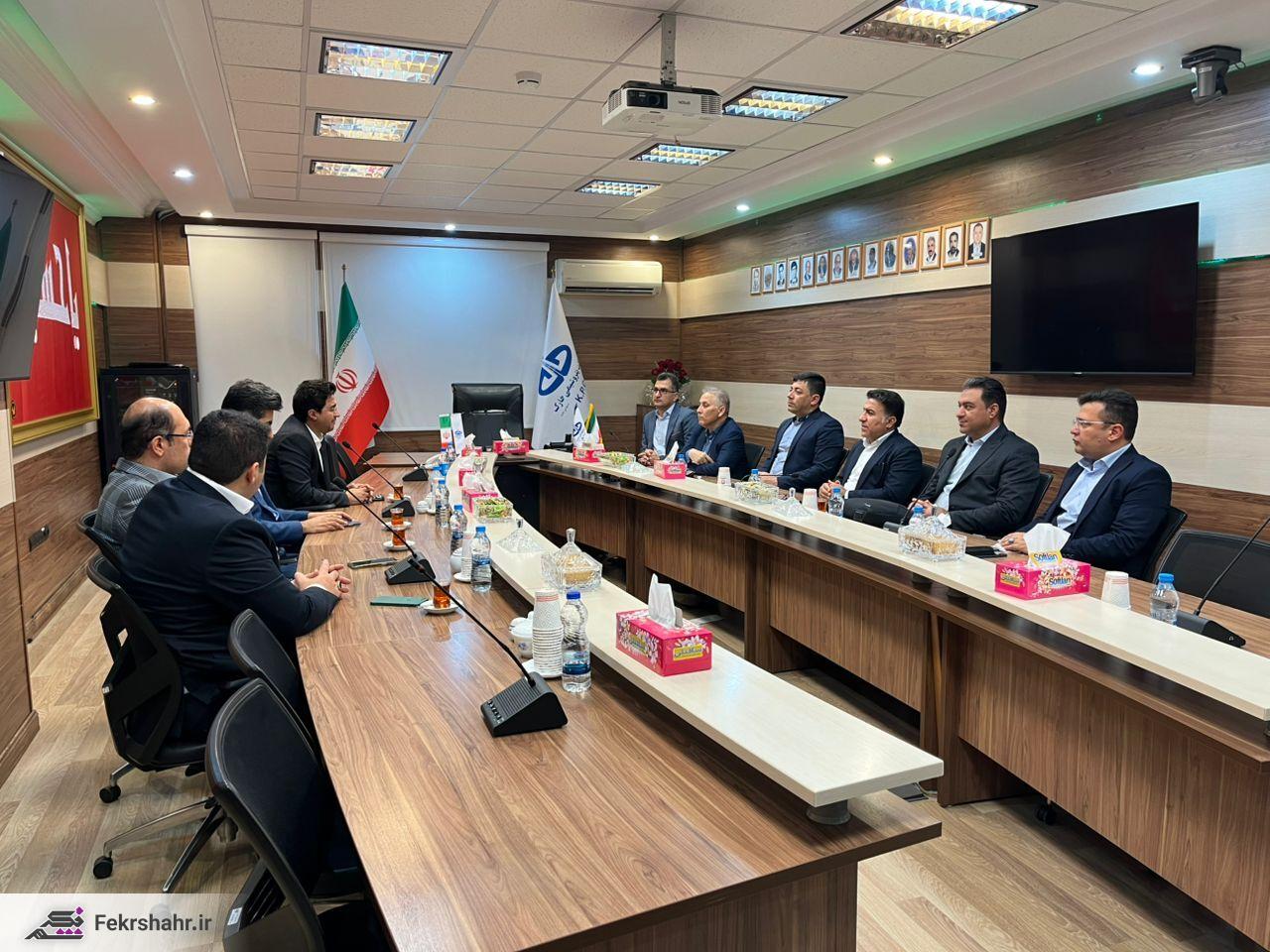 نشستی بین اعضای شورا، شهردار و پرسنل شهرداری خارگ با مدیرعامل پتروشیمی + عکس