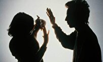 روزنامه جوان: یکی از دلایل بی‌میلی جوانان به تشکیل خانواده، مشاهده خشونت‌های خانگی خود یا بستگانشان است / خیانت، بدگمانی، اعتیاد به مواد مخدر، بیکاری و پرکاری از عمده‌ترین دلایل خشونت‌های خانگی هستند / میزان پرونده‌های جنایی در خانواده‌ها نشان می‌دهد آستانه تحمل جامعه تا چه حد پایین آمده / در چنین شرایطی برخی ناگزیر به تحمل خشونت هستند و برخی هم مسیر طلاق را طی می‌کنند