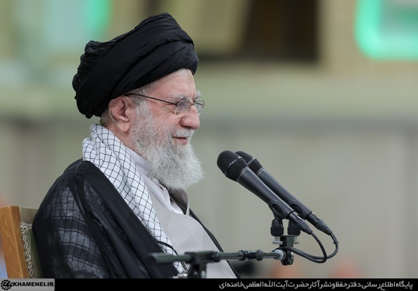 رهبر انقلاب در دیدار با جمعی از معلمان: آموزش و پرورش یک نهاد حکومتی است؛ اینکه در گوشه و کنار زمزمه‌ای بوجود بیاید که بخش‌هایی از آموزش و پرورش را بسپاریم به این و آن، یعنی یک ملوک‌الطوایفی درست کنیم، اصلا معنی ندارد/ ترامپ گفت که می‌خواهد از قدرت برای صلح استفاده کند؛ دروغ گفت/ الگوی ترامپ برای کشور‌های عربی یقیناً شکست‌خورده است