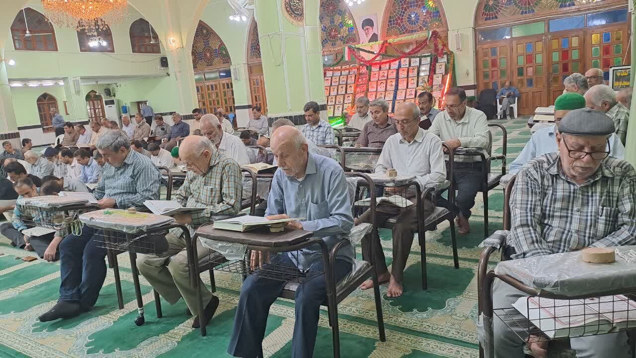 قرائت سوره فتح برای پیروزی رزمندگان اسلام در بوشهر + عکس